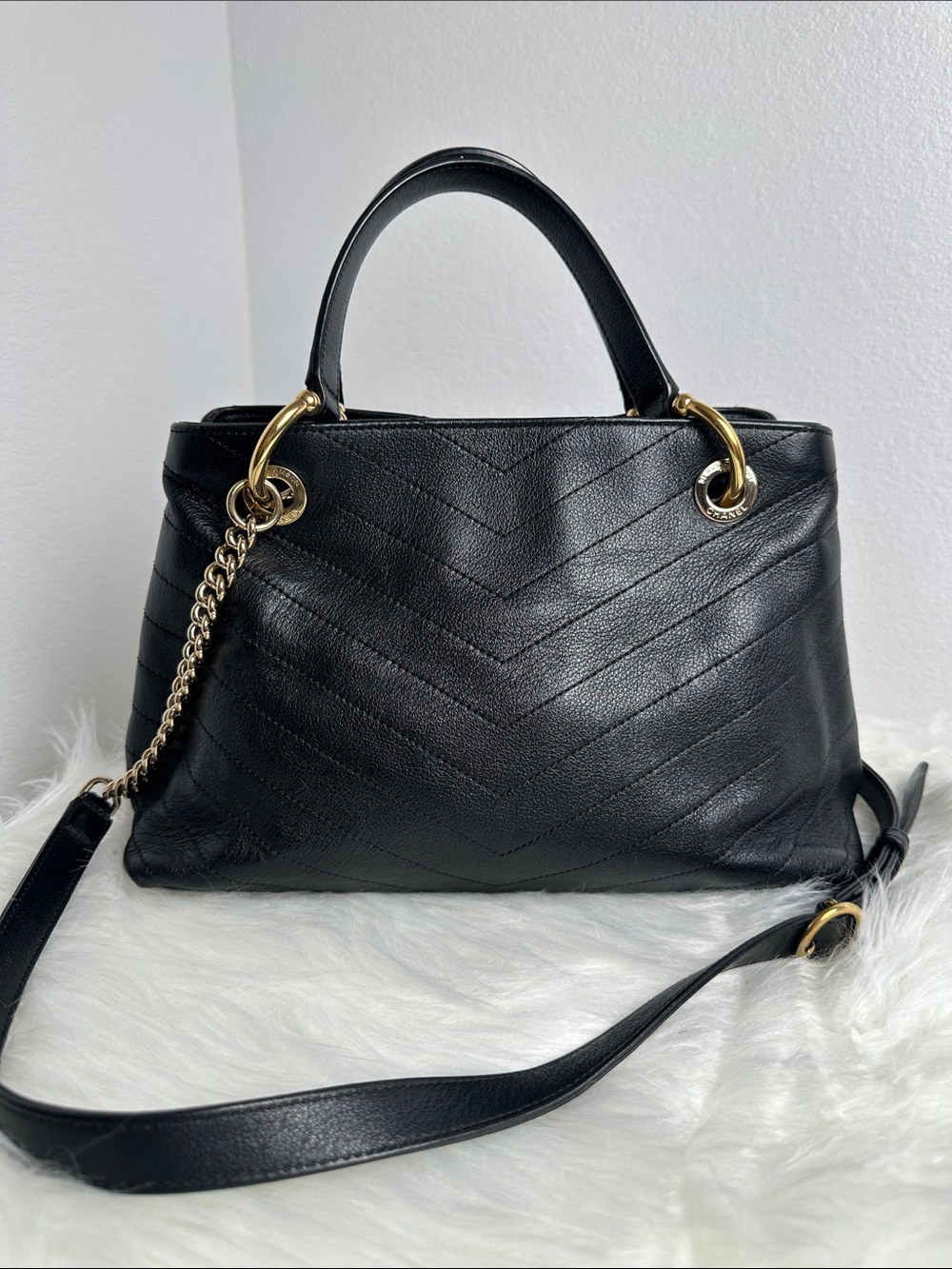 💯Authentic Chanel Chevron Quilted Shoulder Bag – Black Leather & Gold Hardware🍀 - Picture 8 of 16